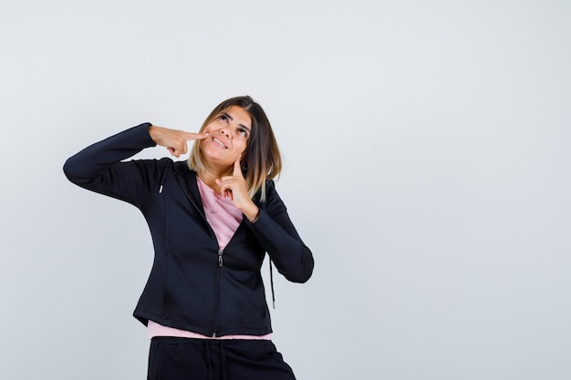 Ausdrucksstarke junge Dame, die im Studio aufwirft