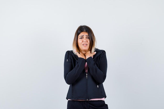 Ausdrucksstarke junge Dame, die im Studio aufwirft