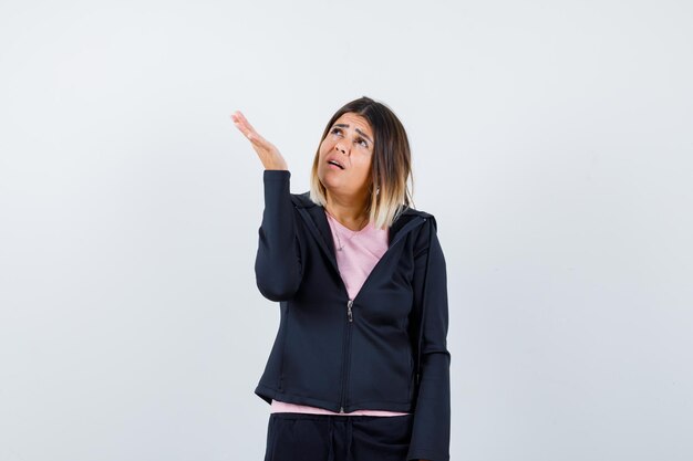 Ausdrucksstarke junge Dame, die im Studio aufwirft