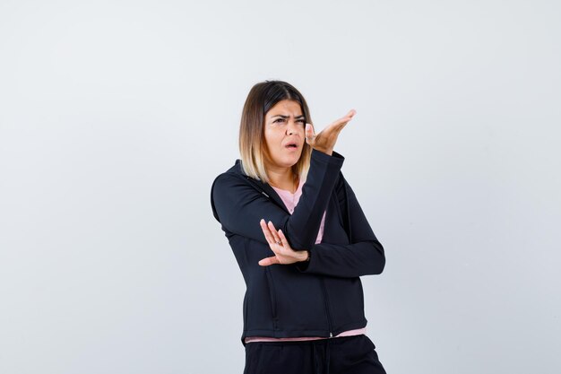 Ausdrucksstarke junge Dame, die im Studio aufwirft