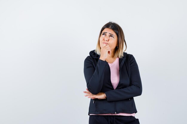 Ausdrucksstarke junge Dame, die im Studio aufwirft