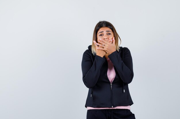 Ausdrucksstarke junge dame, die im studio aufwirft