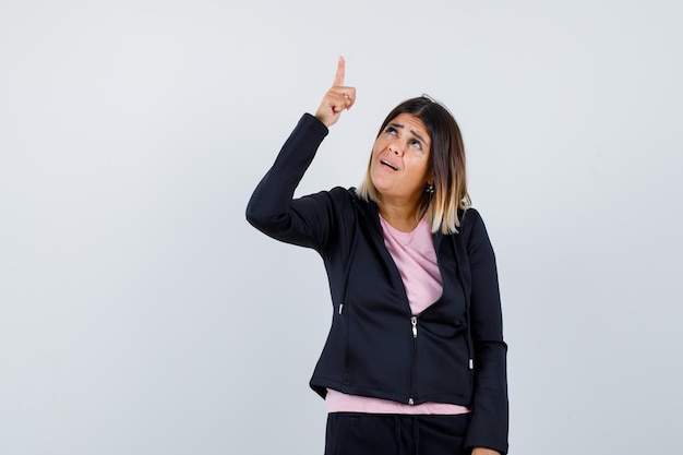 Ausdrucksstarke junge Dame, die im Studio aufwirft