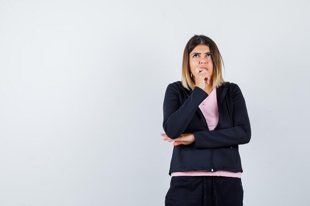 Ausdrucksstarke junge Dame, die im Studio aufwirft