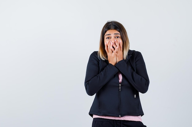 Ausdrucksstarke junge Dame, die im Studio aufwirft