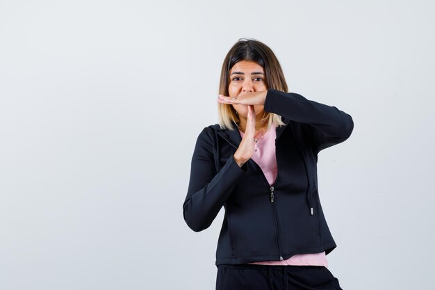 Ausdrucksstarke junge Dame, die im Studio aufwirft