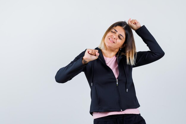 Ausdrucksstarke junge Dame, die im Studio aufwirft