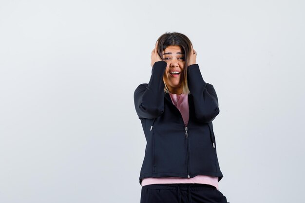 Ausdrucksstarke junge Dame, die im Studio aufwirft