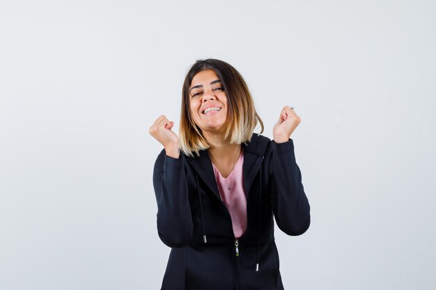 Ausdrucksstarke junge Dame, die im Studio aufwirft