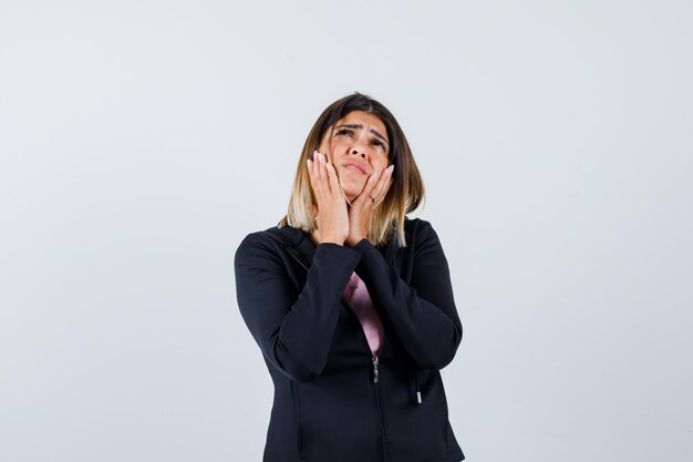 Ausdrucksstarke junge Dame, die im Studio aufwirft