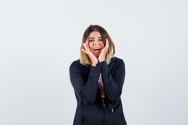 Ausdrucksstarke junge Dame, die im Studio aufwirft