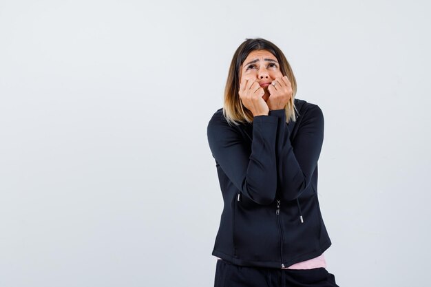 Ausdrucksstarke junge Dame, die im Studio aufwirft