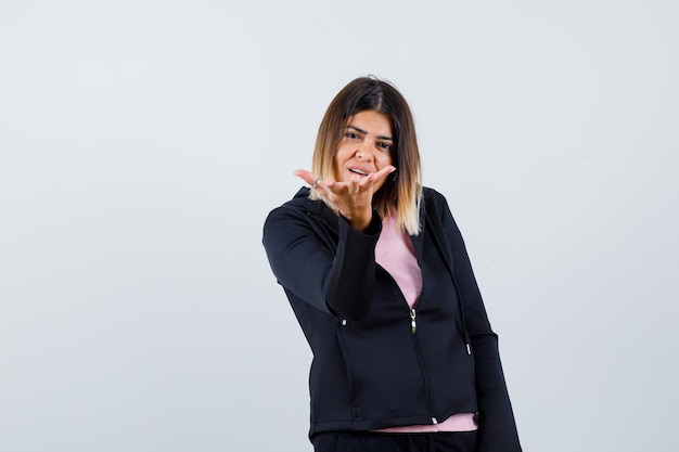 Ausdrucksstarke junge Dame, die im Studio aufwirft