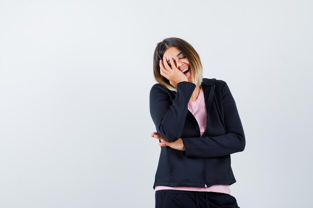 Ausdrucksstarke junge Dame, die im Studio aufwirft