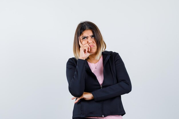 Ausdrucksstarke junge Dame, die im Studio aufwirft