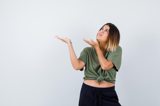 Ausdrucksstarke junge Dame, die im Studio aufwirft