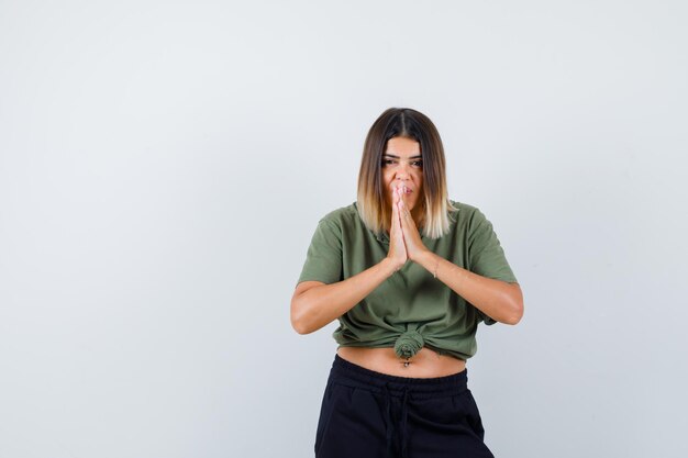 Ausdrucksstarke junge Dame, die im Studio aufwirft