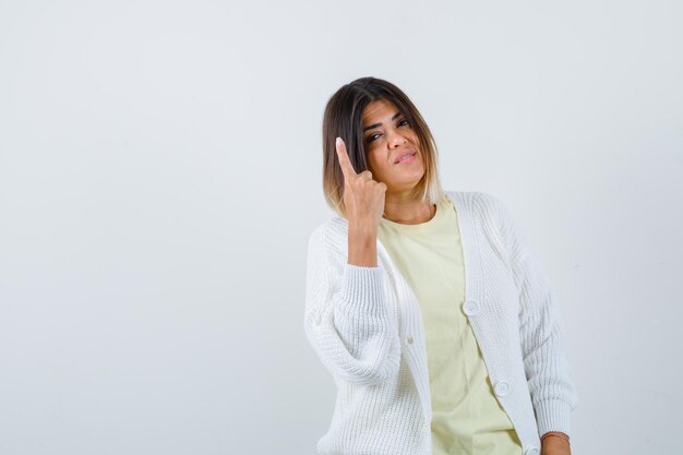 Ausdrucksstarke junge Dame, die im Studio aufwirft