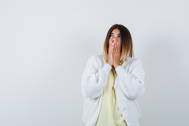 Kostenloses Foto ausdrucksstarke junge dame, die im studio aufwirft