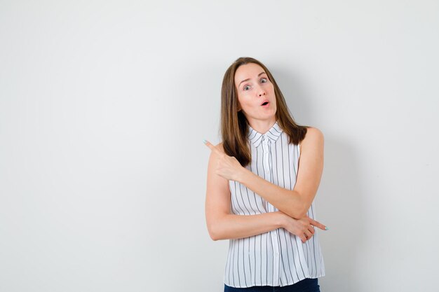 Ausdrucksstarke junge Dame posiert im Studio