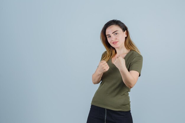 Ausdrucksstarke junge Dame posiert im Studio
