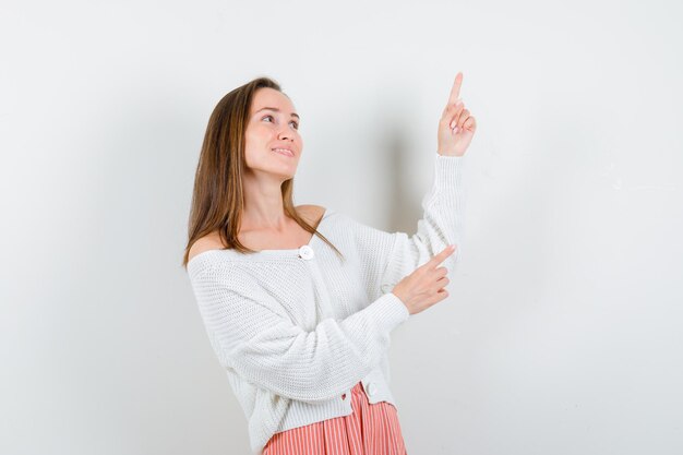 Ausdrucksstarke junge Dame posiert im Studio