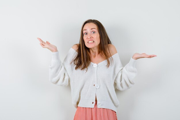 Ausdrucksstarke junge Dame posiert im Studio