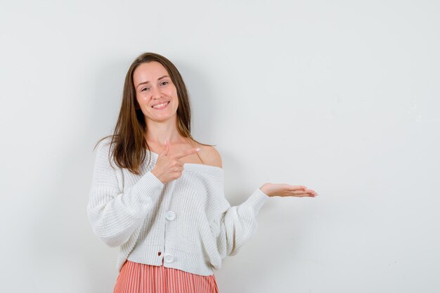 Ausdrucksstarke junge Dame posiert im Studio