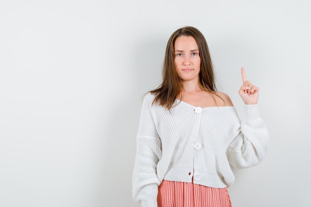 Ausdrucksstarke junge Dame posiert im Studio