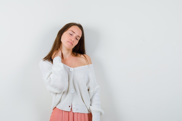 Ausdrucksstarke junge Dame posiert im Studio