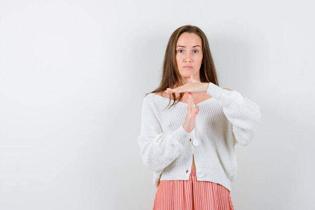 Ausdrucksstarke junge Dame posiert im Studio