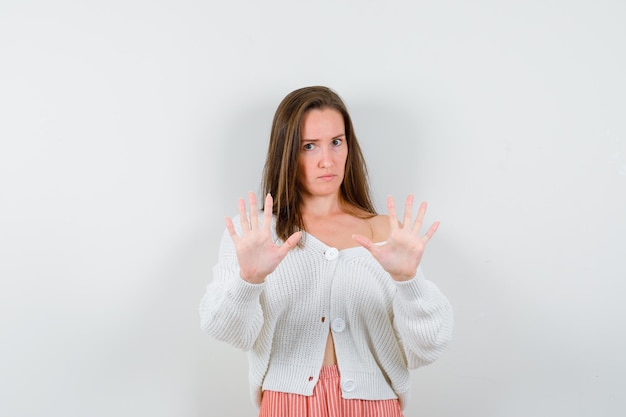 Ausdrucksstarke junge Dame posiert im Studio