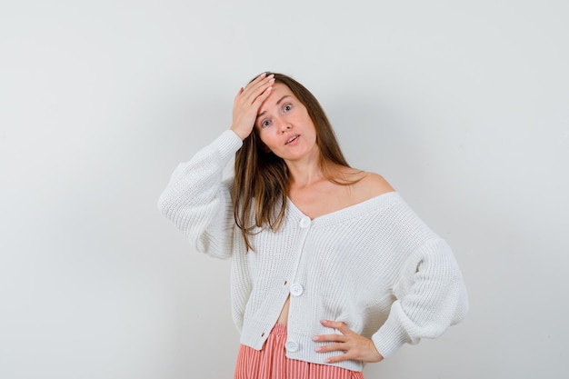 Ausdrucksstarke junge Dame posiert im Studio