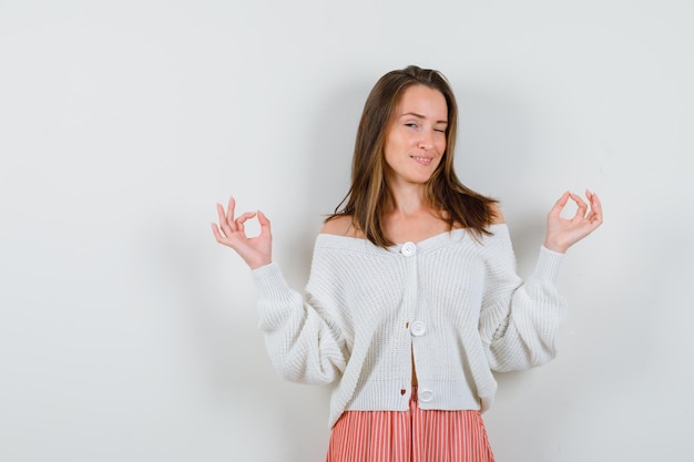 Ausdrucksstarke junge Dame posiert im Studio