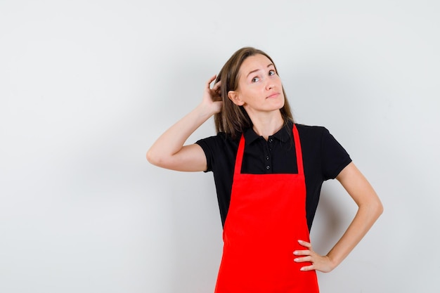 Kostenloses Foto ausdrucksstarke junge dame posiert im studio