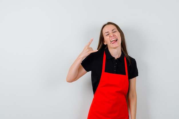 Ausdrucksstarke junge Dame posiert im Studio