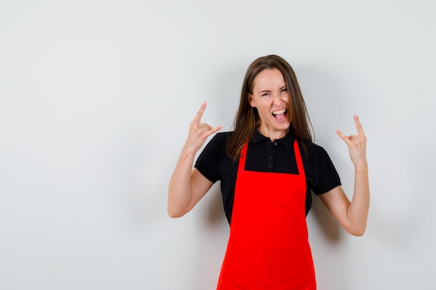 Ausdrucksstarke junge Dame posiert im Studio