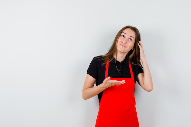 Ausdrucksstarke junge Dame posiert im Studio