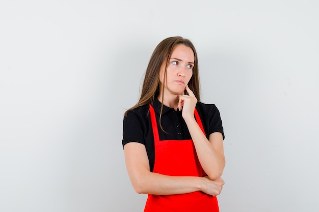 Ausdrucksstarke junge Dame posiert im Studio