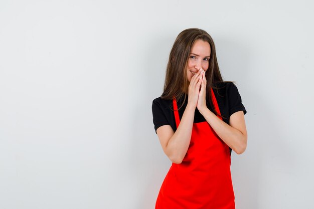 Ausdrucksstarke junge Dame posiert im Studio