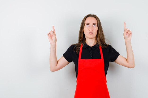 Ausdrucksstarke junge Dame posiert im Studio