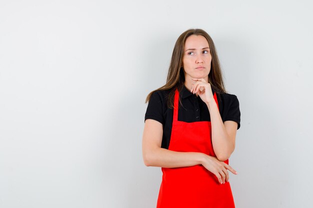 Kostenloses Foto ausdrucksstarke junge dame posiert im studio