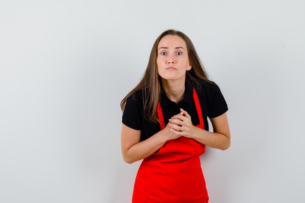 Ausdrucksstarke junge Dame posiert im Studio