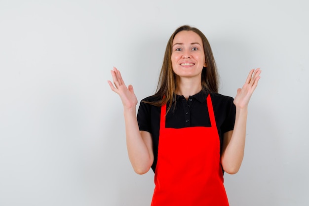 Kostenloses Foto ausdrucksstarke junge dame posiert im studio