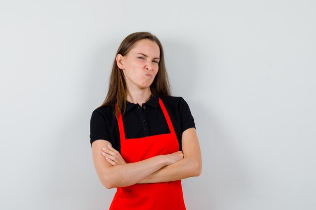 Ausdrucksstarke junge Dame posiert im Studio