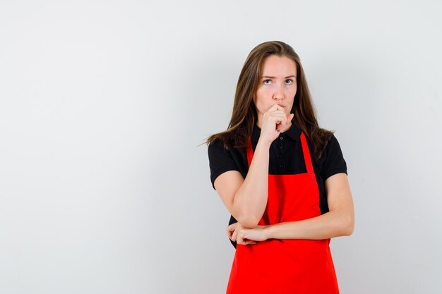 Ausdrucksstarke junge Dame posiert im Studio