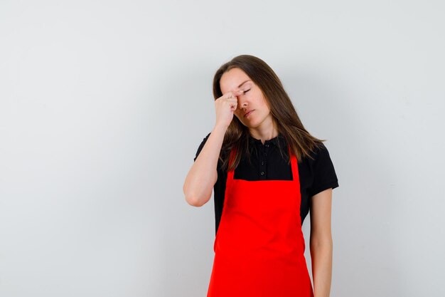 Ausdrucksstarke junge Dame posiert im Studio