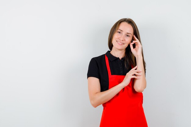 Ausdrucksstarke junge Dame posiert im Studio