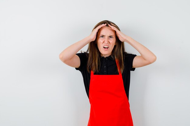 Ausdrucksstarke junge Dame posiert im Studio