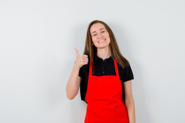 Ausdrucksstarke junge Dame posiert im Studio